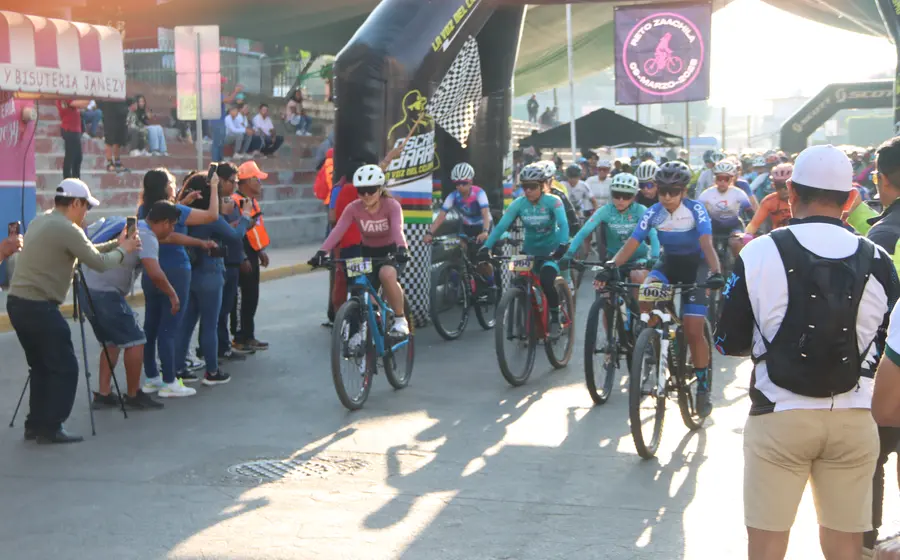 Banderazo de salida a más de 400 participantes, que surcaron parte de la montaña zaachileña.