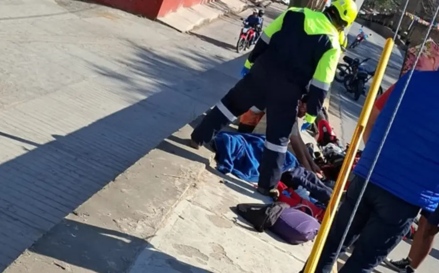 Paramédicos confirmaron el fallecimiento de un joven y trasladaron al otro al hospital.