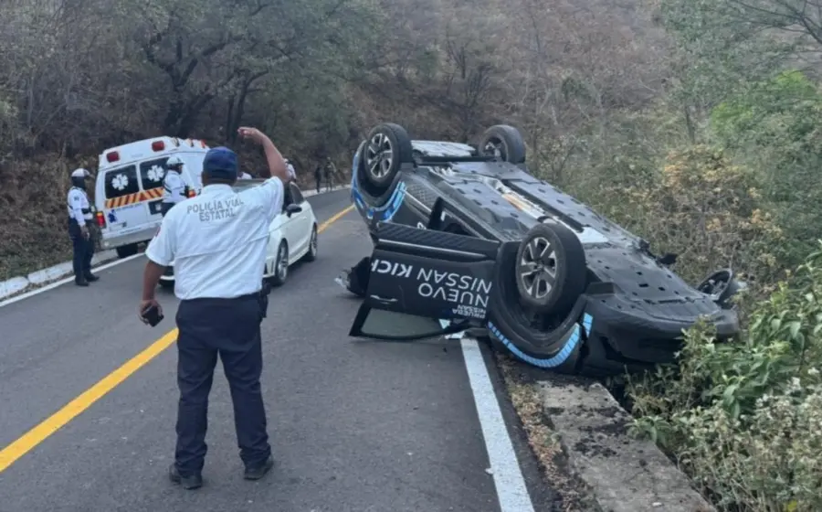 La camioneta Nissan Kicks terminó con las llantas hacia arriba.