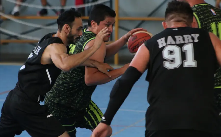 Cerrado y emocionante choque en el primero de la serie final.