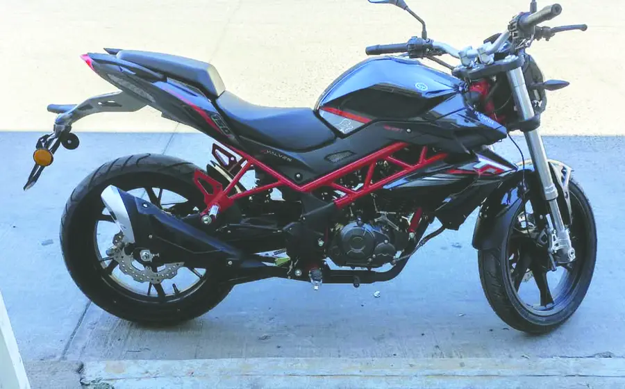 El propietario de esta motocicleta fue despojado de la misma a punta de pistola.