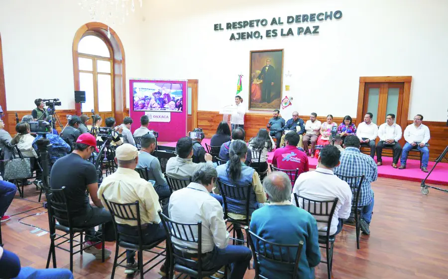 El Gobernador de Oaxaca dio a conocer que este proyecto iniciará este año con una inversión de mil millo- nes de pesos; contará con un acueducto de 100 km para aportar mil 100 litros de agua.
