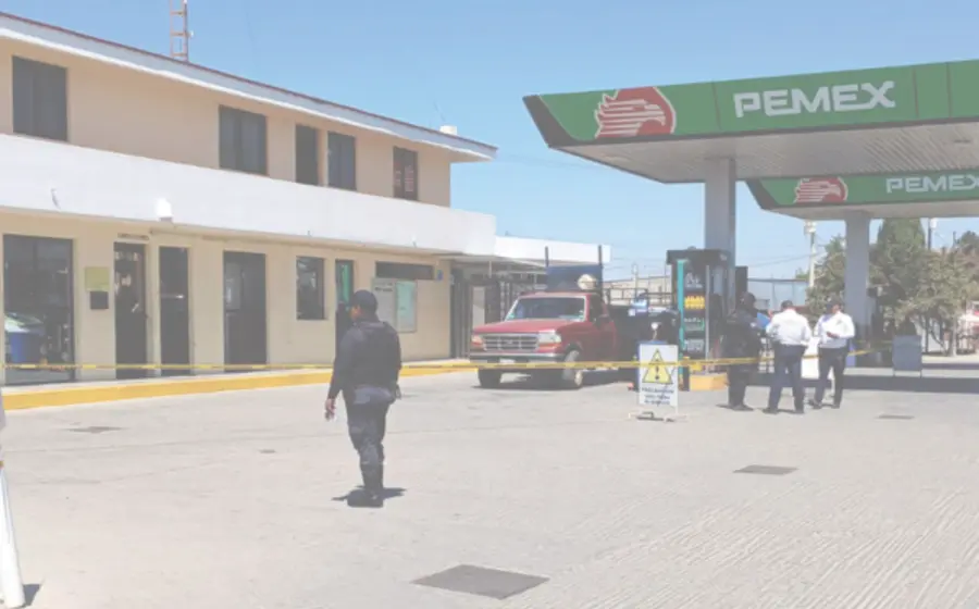 La mujer quedó sin vida en la gasolinera.