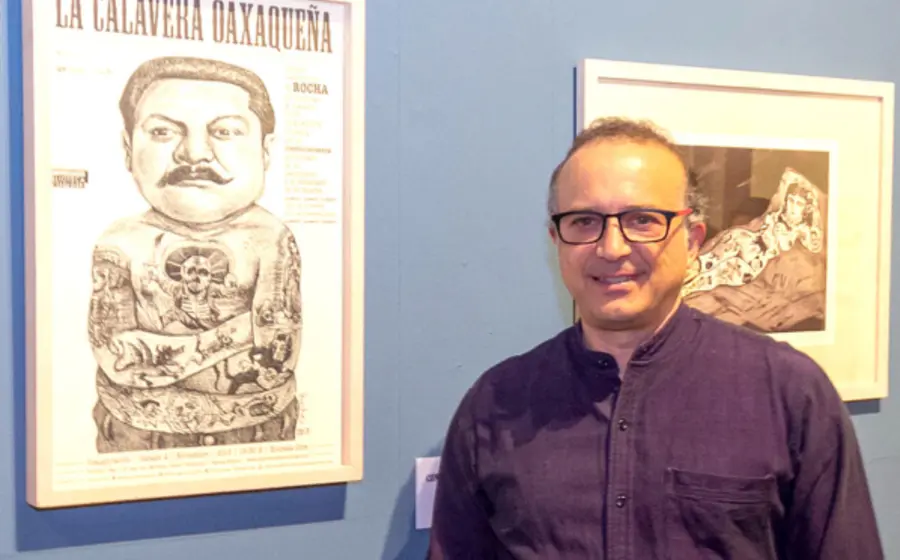Gonzalo Rocha, monero de La Jornada, en la presentación de su novela gráfica Posada: La vida no vale nada y la hoja suelta, un centavo. 