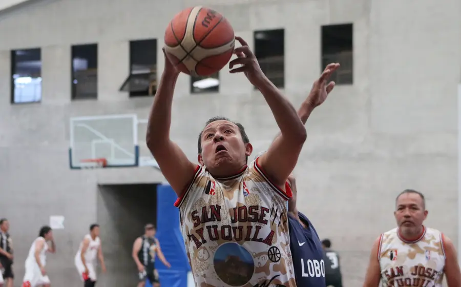 En la parte crucial de los play offs en el baloncesto de veteranos