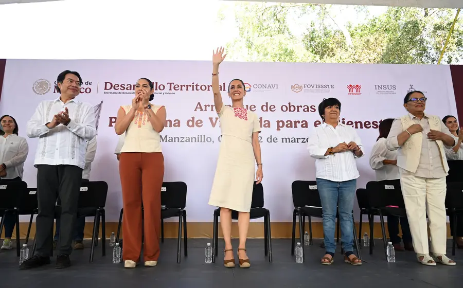 En Colima, Infonavit construirá 7 mil 250 viviendas, comenzando con mil 600; mientras que Conavi hará 6 mil, arrancando con 700 en Coquimatlán; 100 en Tecomán y 111 en Manzanillo, destacó la Presidenta.