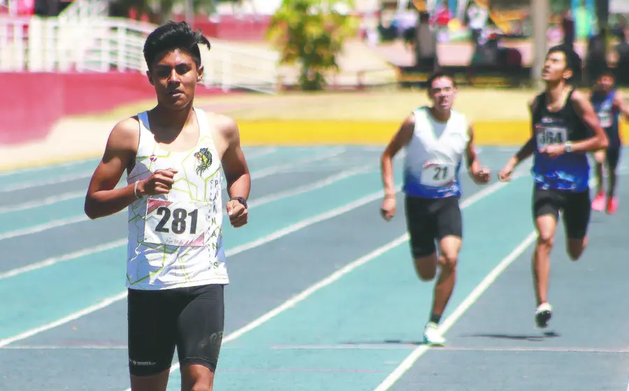 El campeón nacional Zarek García ganó sin problemas los 800 metros lisos de la sub 18 varonil