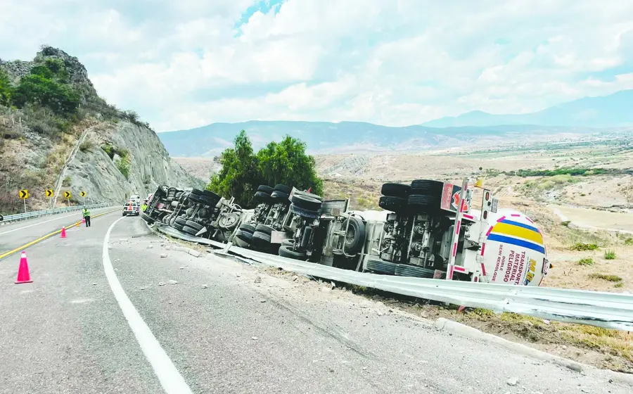 Vuelca-pipa-autopista-Istmo-conductor-escapa-1.jpg
