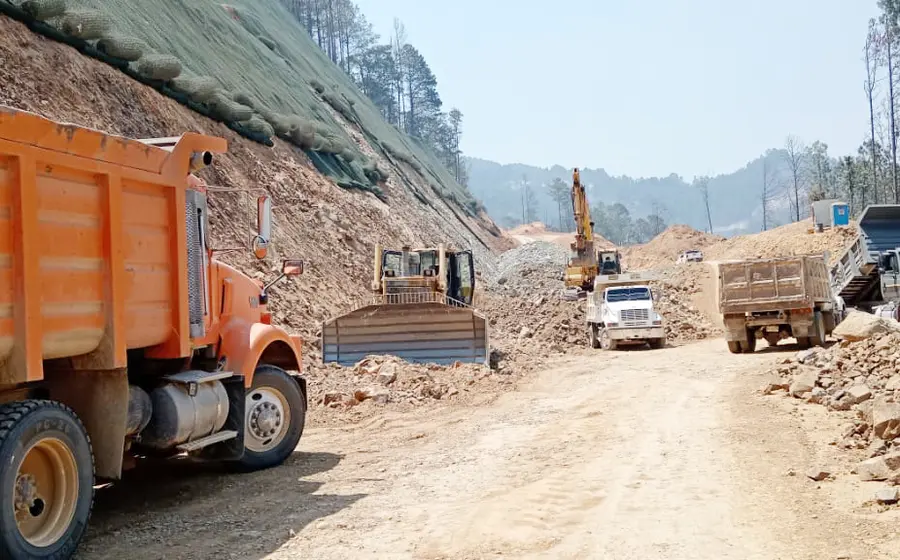 inician-carreteras-mixteca-oaxaca.jpeg