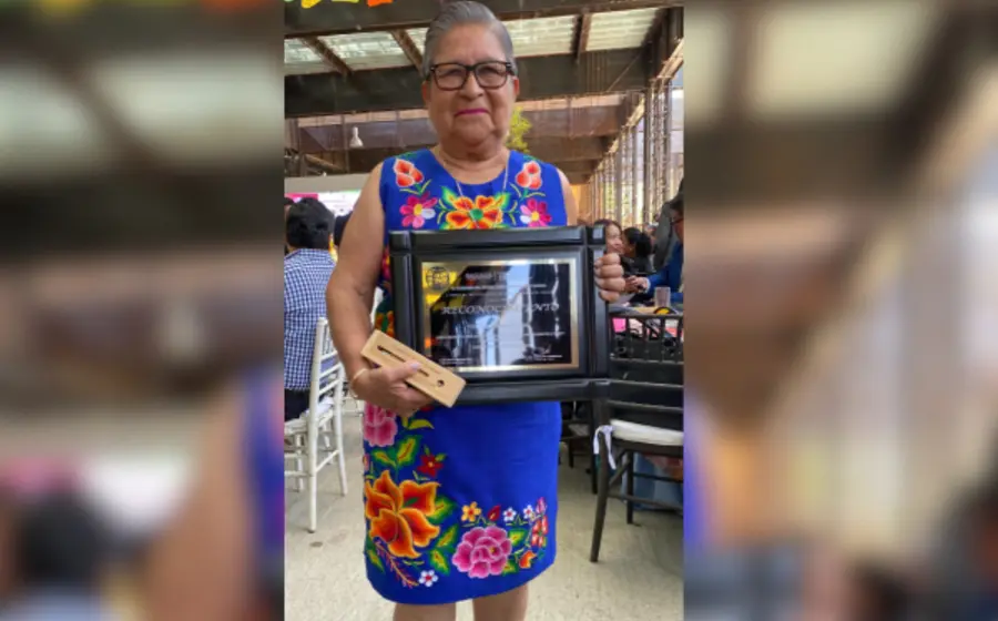Recibió, además del reconocimiento, un estímulo económico y una medalla conmemorativa.