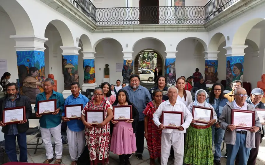 Este reconocimiento representa un acto de gratitud hacia quienes han dedicado su vida a preservar y transmitir los saberes y tradiciones.