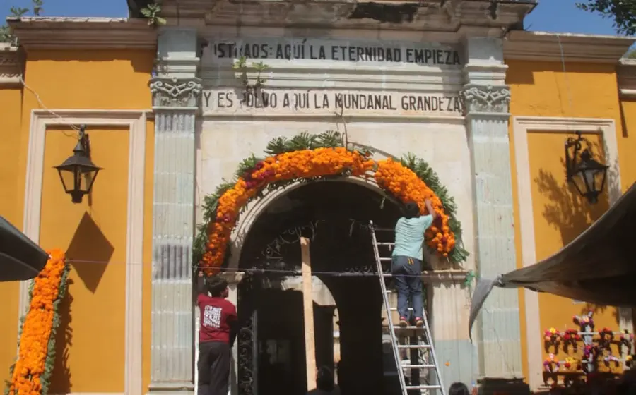 Nichos adornados con flores y velas reciben a las familias que recuerdan a sus seres queridos.