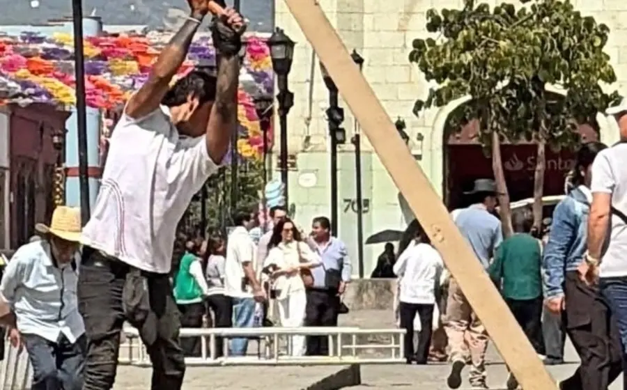 Un trabajador fue captado clavando una estaca en la cantera frente a Catedral.