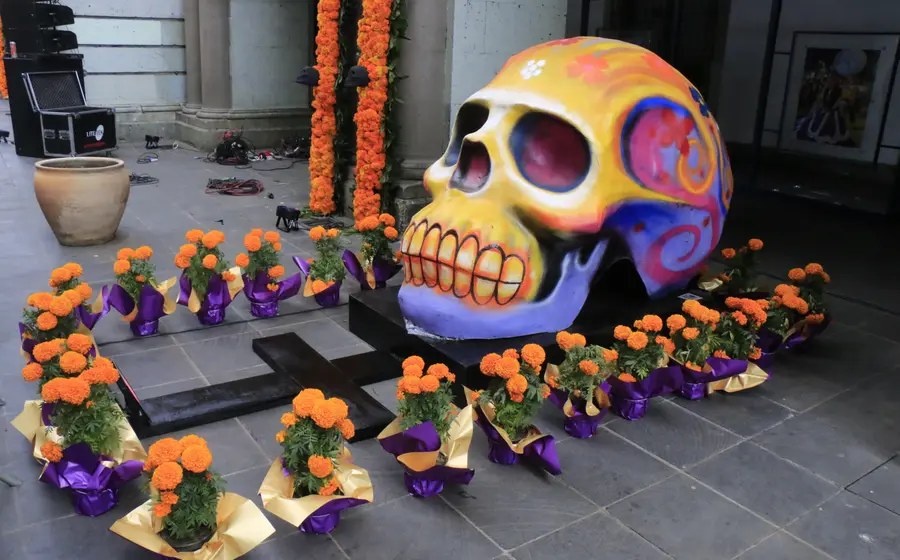 Cráneos adornan el Zócalo.