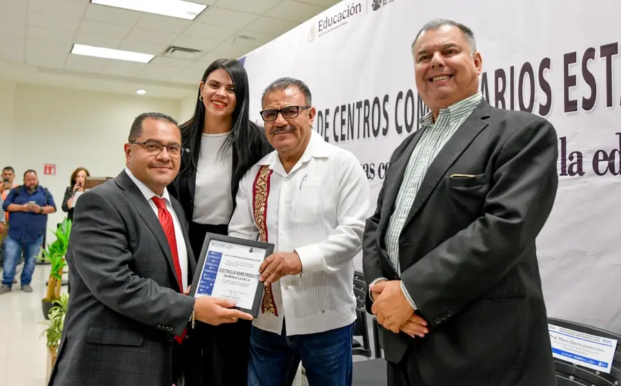 Miles de trabajadores de la industria maquiladora reciben una SEGUNDA OPORTUNIDAD, ¡y todo gracias a la ALIANZA entre EMPRESAS, INEA e ICHEA en Chihuahua! Así  lo revela Armando Contreras Castillo, titular del INEA. 
