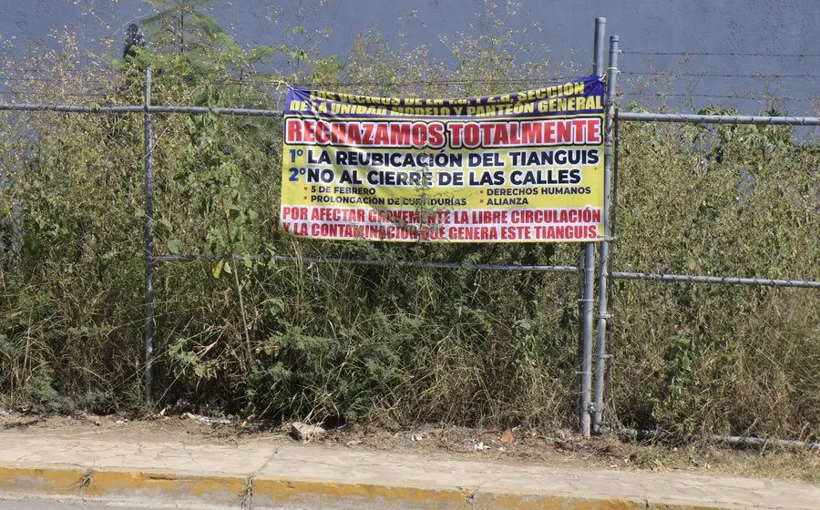  Colocaron lonas en señal de protesta. 