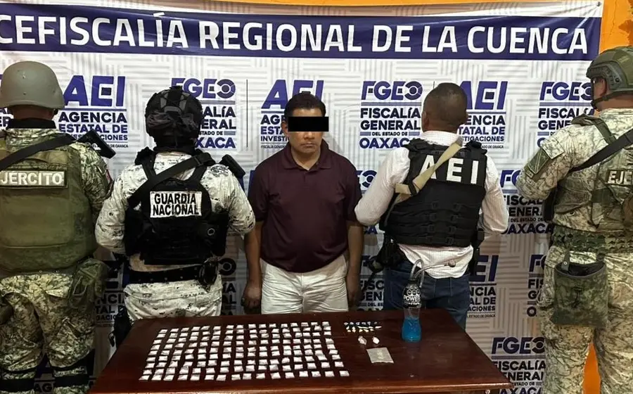 La Fiscalía General del Estado de Oaxaca (FGEO), dio cumplimentó a una orden de cateo ejecutada en un establecimiento comercial ubicado en la región de la Sierra Norte, logrando la detención de una persona y el aseguramiento de diversas dosis de droga.