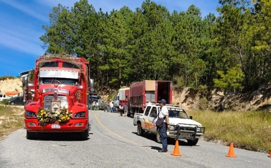 La Policía Vial Estatal puso en marcha un operativo especial de seguridad en la carretera 131, en el tramo entre Villa Sola de Vega y Juquila. Foto: Cortesía