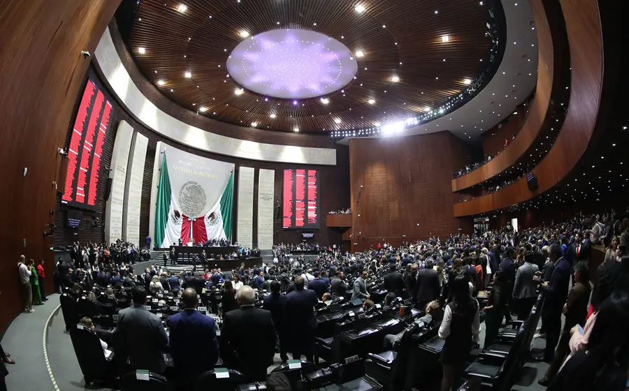 La iniciativa para adelantar la #RevocaciónDeMandato a #2027 y empatarla con las elecciones federales queda en el limbo. La Comisión de Puntos Constitucionales suspende indefinidamente la discusión tras solicitud del PAN y PRI. Morena acepta "dar más tiempo al debate político". 