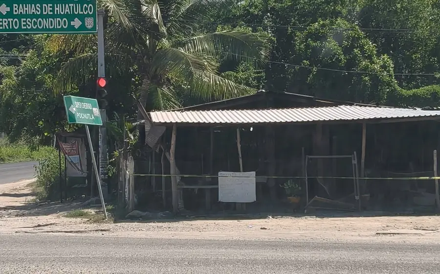 El Predio se localiza en el crucero de la carretera federal Puerto Escondido-San Pedro Pochutla.
