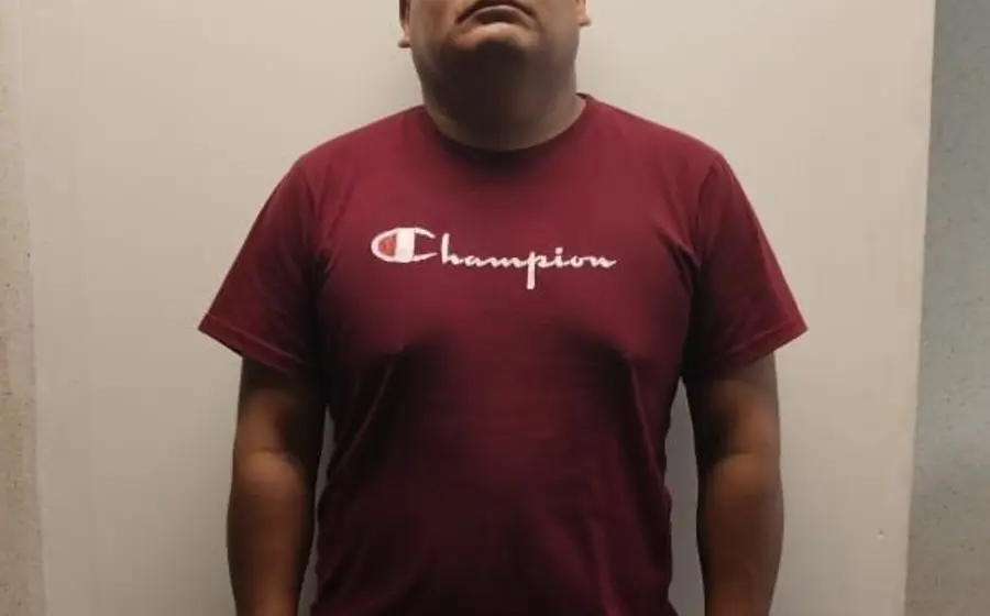 La Fiscalía General del Estado de Oaxaca (FGEO) cumplimentó una orden de aprehensión que permitió la detención de una persona del sexo masculino identificada como A.A.B.
