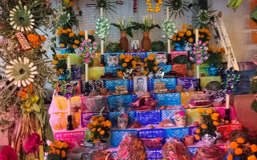 Se debe evitar el uso excesivo de papel picado, flores de papel o manteles inflamables.