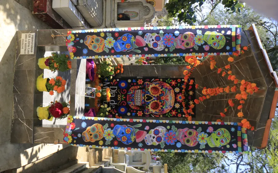  Las tumbas se llenan de flores y veladoras, iluminando el recuerdo de quienes ya no están.