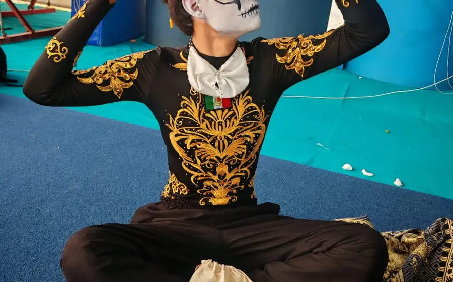 Caracterizado por el Día de Muertos, el oaxaqueño Adrián Yael Pérez Alvarado representó a México