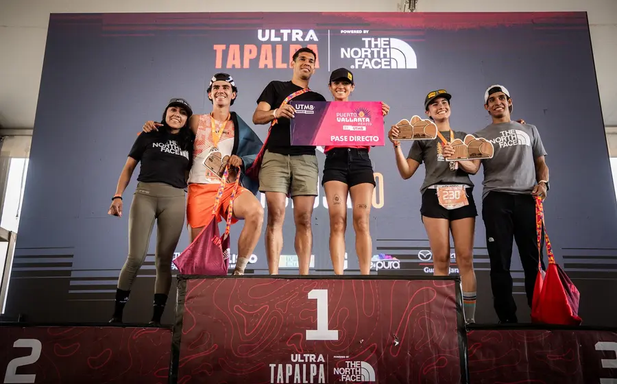 Los tres primeros lugares de los 50 km en las ramas femenil y varonil