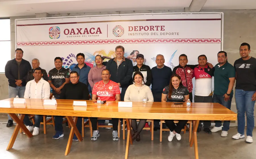 sistentes, organizadores y autoridades municipales en la foto general