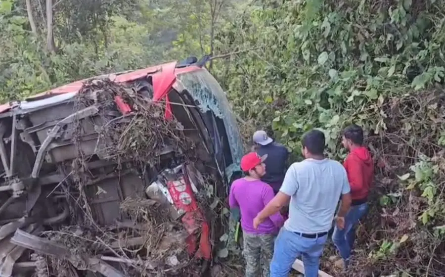 Una mujer fallecida y diez lesionados fue el saldo del choque y volcadura de un autobús y un tráiler en la carretera de cuota a la costa.