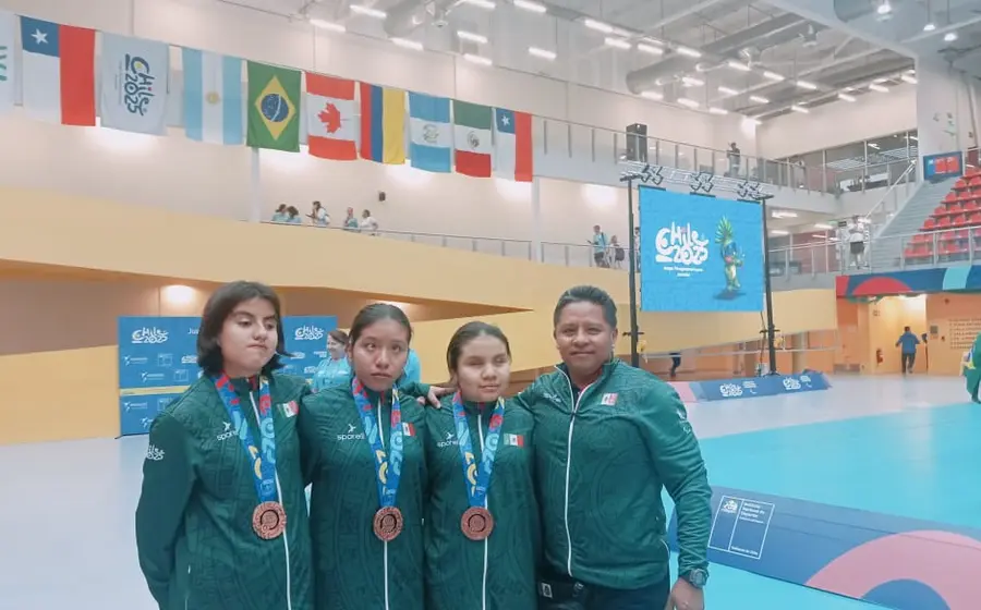 Yamilé Rosales, Yaretzi Santiago, Belén Beteta y el entrenador Miguel Sánchez