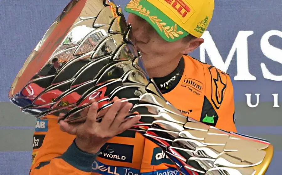 Lando Norris se lleva la victoria y Max Verstappen hace historia con una remontada épica desde el pitlane.