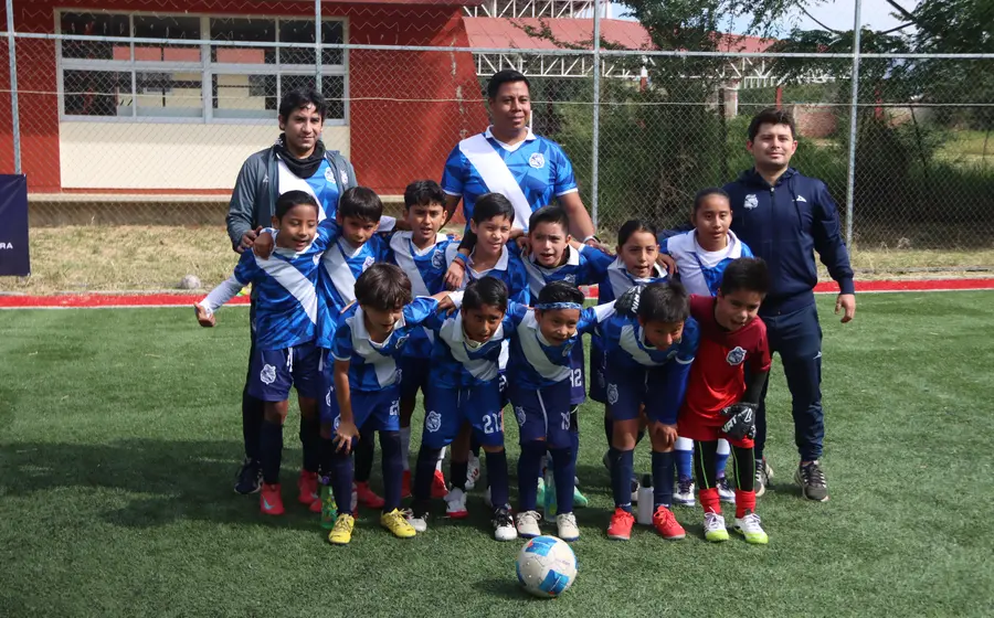 El equipo de la Academia Puebla celebra su victoria al consagrarse campeón de la Antequera Cup en la categoría sub 9.