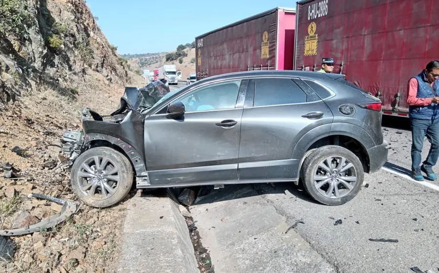 La camioneta Mazda destrozada después del encontronazo en la autopista a CDMX, accidente en el que las dos personas a bordo fallecieron.