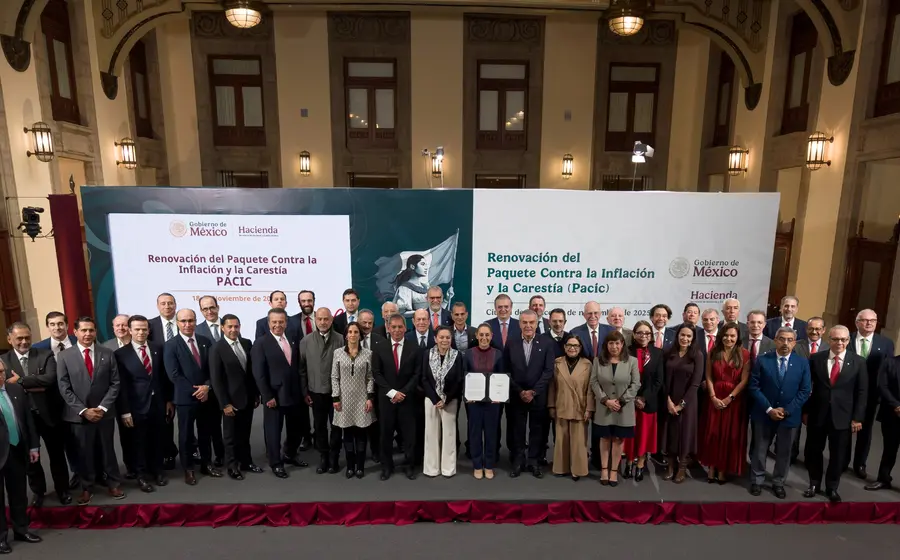 Claudia Sheinbaum junto a empresarios durante la renovación del Pacic, acuerdo que mantiene la canasta básica en 910 pesos por seis meses.