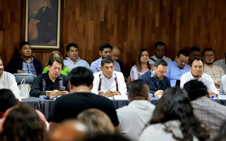 Integrantes de la Sección 22 del magisterio oaxaqueño durante la reunión donde se obtuvieron importantes compromisos laborales con la SEP y el IEEPO.
