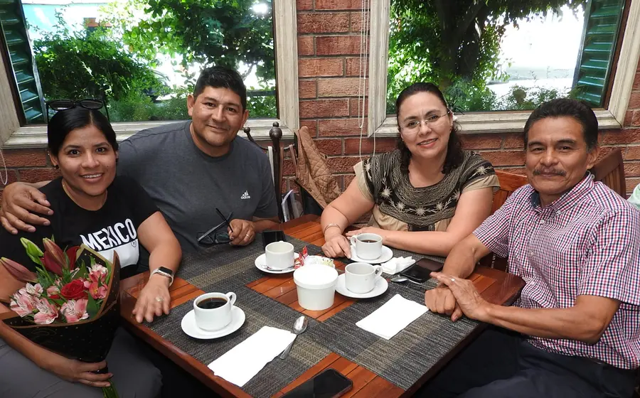 Adeline y Jonathan Veras celebran su aniversario de bodas en Oaxaca, posando para la foto junto a sus amigos Marisol y Daniel.