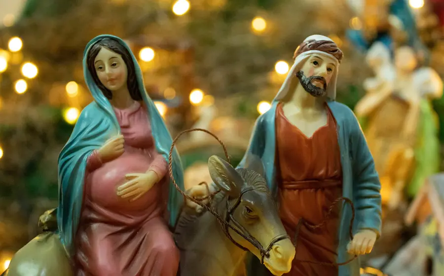 Una imagen simbólica del Adviento, que representa el tiempo de espera y preparación espiritual para la llegada del nacimiento del niño Jesús.