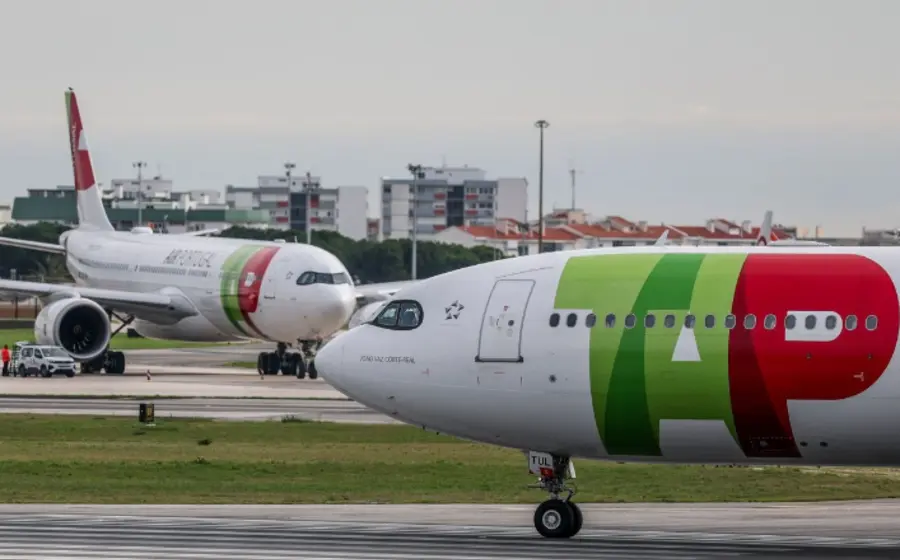 Un avión de la aerolínea portuguesa TAP, una de las seis compañías internacionales sancionadas por el gobierno de Venezuela al revocarles su concesión.
