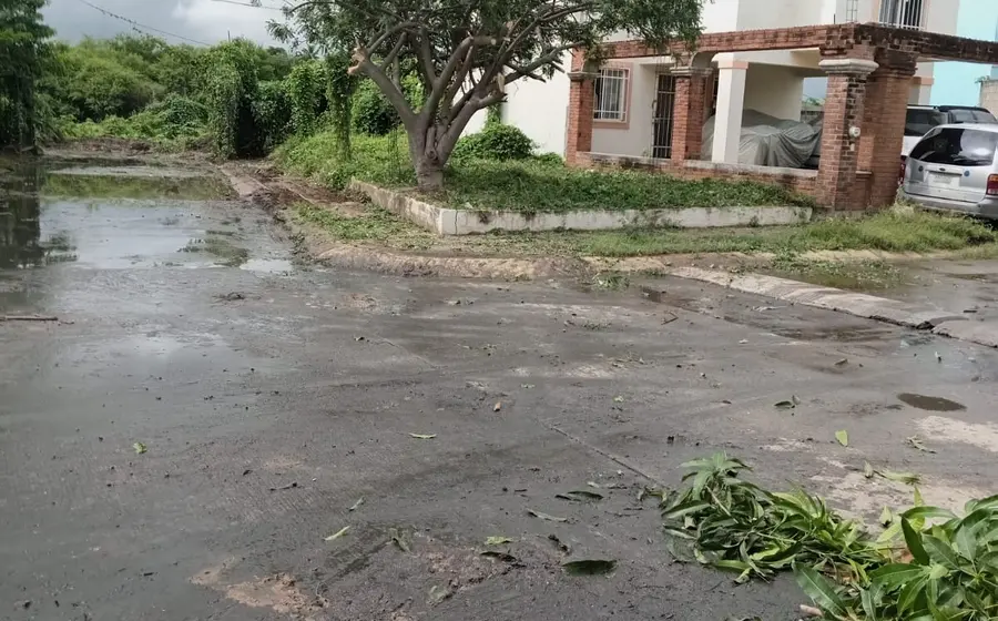 Corriente de aguas negras fluyendo por una calle del fraccionamiento Sección 38, problema constante denunciado por los vecinos de San Isidro Pishishi.