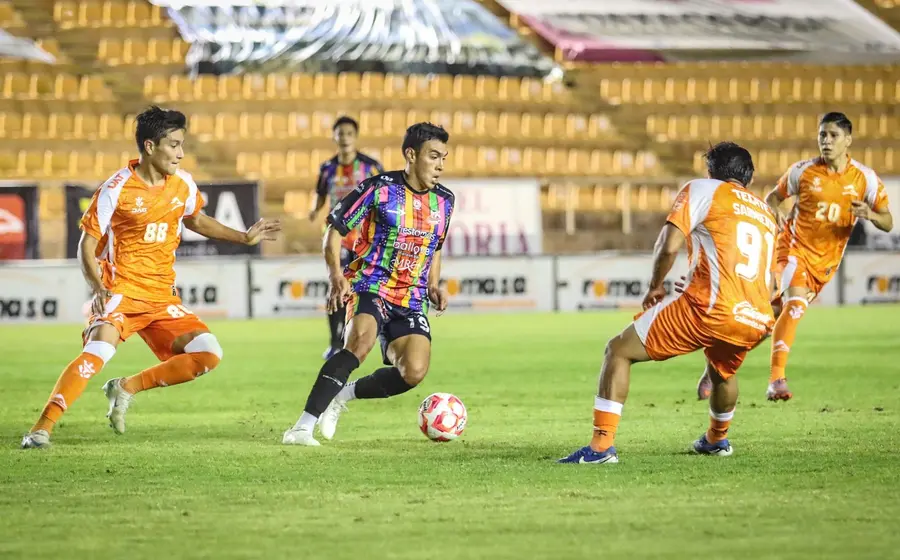Jugadores del equipo Alebrijes de Oaxaca durante el partido en casa donde no lograron obtener el triunfo en el torneo Apertura 2025.