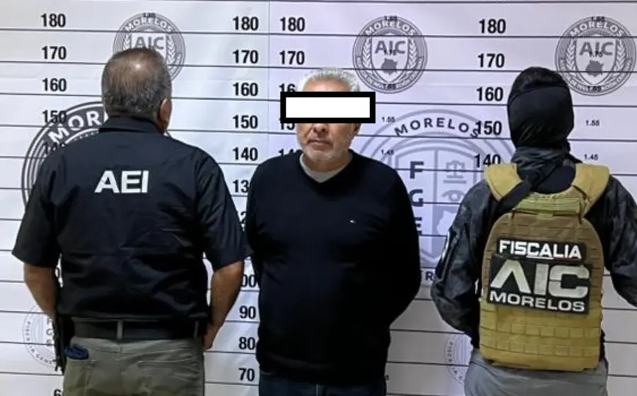 El empresario Ángel Armando es escoltado durante su traslado a Oaxaca, donde enfrenta acusaciones por el delito de violencia intrafamiliar.