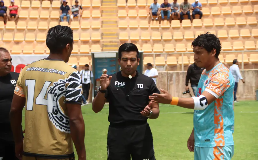 Un árbitro de fútbol comparte su experiencia profesional, relatando los momentos inolvidables que vivió en el deporte gracias a su carrera.