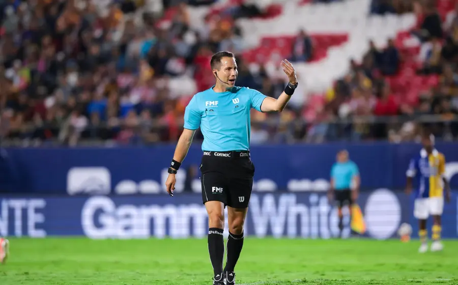 El árbitro Jesús Rafael López, quien fue sancionado y no pitará más en la Liguilla por errores cometidos en el partido Monterrey contra América.
