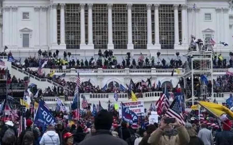 El hombre, quien fue indultado por Donald Trump, es arrestado por su participación en los disturbios del asalto al Capitolio del 6 de enero.