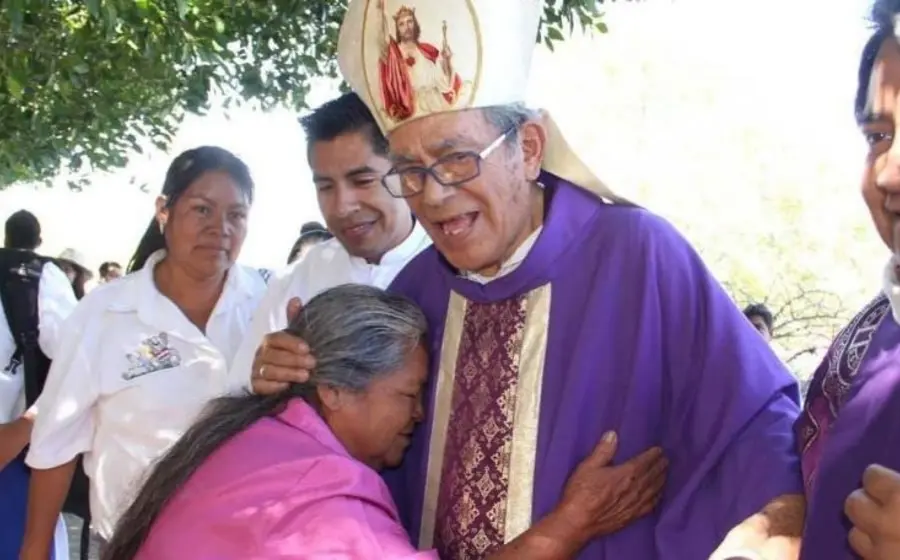Retrato de Don Arturo Lona Reyes, conocido como el Obispo de los Pobres, una figura religiosa clave en la defensa de las comunidades.