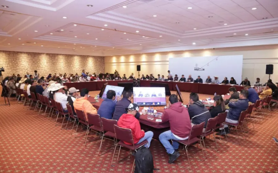 El subsecretario Arturo Medina, de la Secretaría de Gobernación, encabeza el encuentro para el Plan Michoacán con representantes de comunidades indígenas.