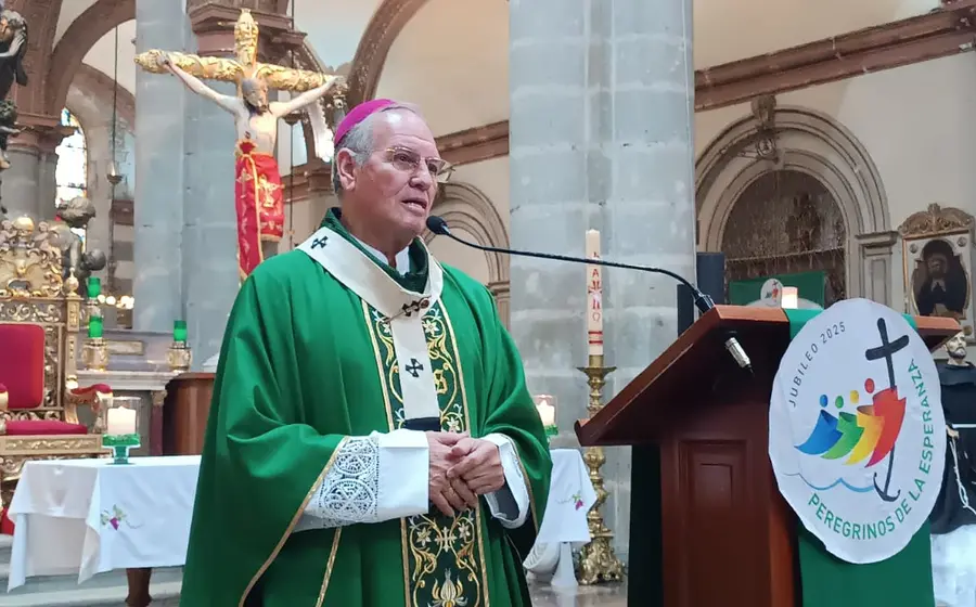 El arzobispo, conocido como el mitrado, oficia la misa desde el altar durante la conmemoración del Jubileo de los Pobres.