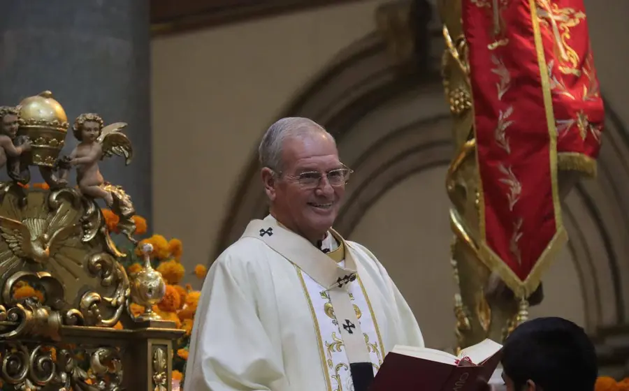 El arzobispo de Antequera-Oaxaca, Pedro Vázquez Villalobos, enviando un mensaje a la comunidad católica sobre la resurrección y la vida eterna.